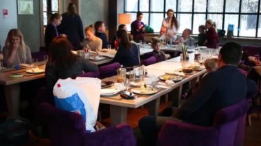 Moskova - 28 Aralık 2014: İnsanlar diğer yeni yıl tatili sırasında Siren kafede. Siren Sokolniki Park aile kafede 2014 yılında açıldı