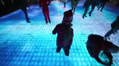 Küçük kız paten icerink yüzey tarafından slaytlar..