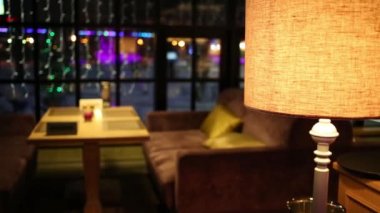 Portre sarı masa lambası tablo ve kanepeler karşı karşıya