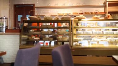 Küçük kafe tatlı ve hamur işleri ile vitrin iç