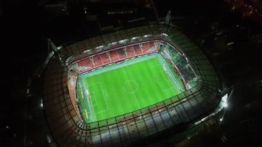 Moskova - 26 Ekim 2015: Sonbahar akşam spor arenada lokomotif futbol maçı. Havadan görünümü