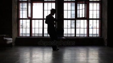 Adam siyah takım elbise ve şapka tango dans silüeti