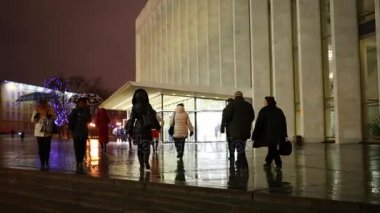 Moskova - 17 Aralık 2014: Akşam insanlarla ana giriş devlet Kremlin Sarayı. Onun cephe beyaz Ural mermer ve altın anodize alüminyum ile kaplı.