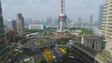 Shanghai - 07 Kasım 2015: Yol trafik dolambaçlı Oriental Pearl Tv Kulesi akşam dan uzak değil. Havadan görünümü