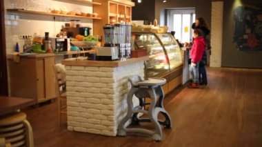 Moskova - 8 Kasım 2014: İnsanlar Cafe tavşan ve şapka. Çay bahçesi tavşan ve konut kompleksi Elk adasında açıldı şapka