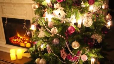 Topları, şömine ve tv ile Noel ağacı. Metin: Aile