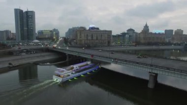 Moskova - 14 Kasım 2015: Turistik gemi yelken sonbahar akşam araba trafikle Novoarbatsky köprünün altında. Havadan görünümü