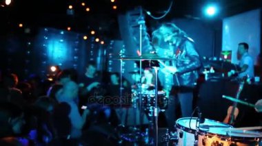 Moskova - 25 Mart 2015: Konser T-killah (davulcu modeli açıklaması ile sağda) ve 16 ton gece kulübünde eğleniyor insanlar