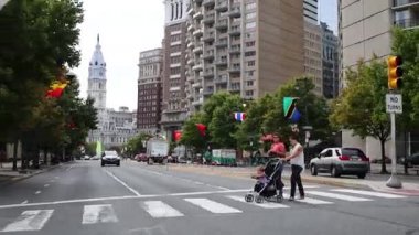 Philadelphia, ABD - 04 Eylül 2014: Benjamin Franklin Parkway yaya geçidi. Benjamin Franklin Parkway şehir kültürel kalbine çalışır bir doğal Bulvarı olduğunu