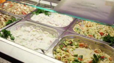 Çeşitli Salatalar ve tüketici tercihleri kantinde için yan yemekler