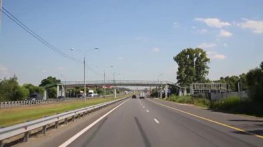 Yaz yolda yaya köprüsü altında arabaları