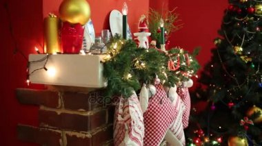 Hediyeler ve şömine çorap ile Noel ağacı