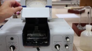 El cihazı su kimyasal bileşimi fotometrik çözümlenmesi için yapılandırır. Aygıt üzerindeki metin: optik filtreler, hassasiyet, ayarlama