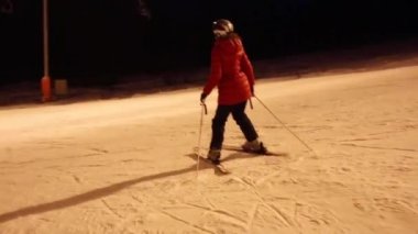 kış geceleri yamaç aşağı kadın kayakçı