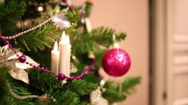 Topları ve mum yeşil Noel ağacının yakın çekim