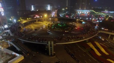 Shanghai - 07 Kasım 2015: Yayalar yürüyüş akşam Oriental Pearl Tv Tower yakınındaki taşıma trafikle dolambaçlı yukarıda yuvarlak Köprüsü tarafından. Havadan görünümü