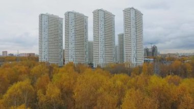 Sonbahar bulutlu gün karmaşık Elk adada Milli Parkı yakınındaki konut. Havadan görünümü