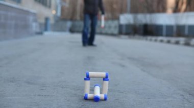 İkinci kez gorodki oyun şekil makineli tüfek yuvada bölme gelen adam.