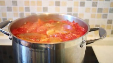 Sıcak kırmızı borsch çorbası metal mutfak tavada pişirilir