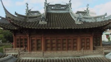 Shanghai - 06 Kasım 2015: Asya antik stili yapı güneşli gün giriş cephe. Havadan görünümü