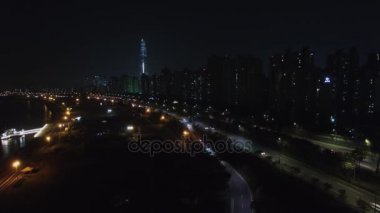 Megalopolis speedway sonbahar gece konut evleri yakın trafik ile. Havadan görünümü