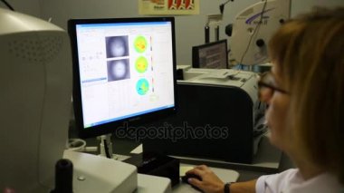 Moskova, Rusya - 31 Ağustos 2015: Göz doktoru hastanın klinik Endosurgery Merkezi ve litotripsi (Celt bir monitörde tanı sonuçlarını bakar)