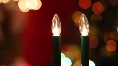 Elektrikli mum ve parlak Noel ağacı görünümünü kapatın. Değişken odak