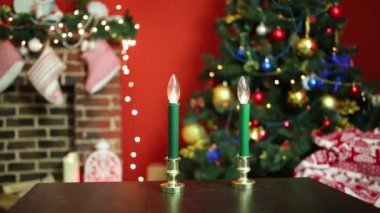 Tablo ve Noel ağacı yak²n iki elektrikli mum