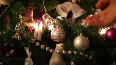 Topları ile yapay Noel ağacı. El dokunur topu