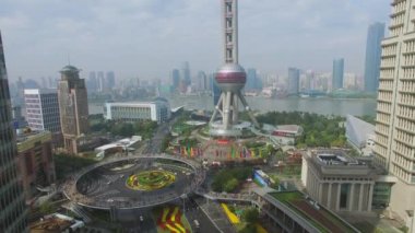 Shanghai - 07 Kasım 2015: Cityscape gökdelenler ve Oriental Pearl Tv Tower Tower sonbahar güneşli gün, sahil Hangang nehrinde. Havadan görünümü