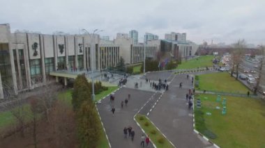 Moskova - 21 Kasım 2015: Birçok öğrenciler yürüyüş sonbahar bulutlu günün, Moskova Devlet Enstitüsü, uluslararası ilişkiler Mgimo girişinde yakın. Havadan görünümü