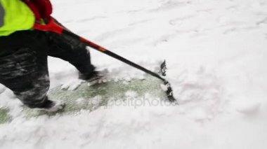 Eller iki adamın futbol stadyumu alanında kar kaldırma