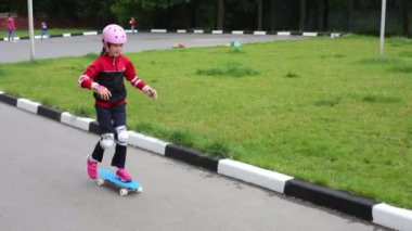 Kız bir Kaykay Diz yastıkları ve dirsek pads kask üzerinde