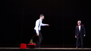 Moskova, Rusya - 18 Aralık 2014: Palyaço hile bardak su ile çember üzerinde Sahne Alanı'nda Noel sirk çeşmeler Akvamarin dans performansı sırasında yapar.