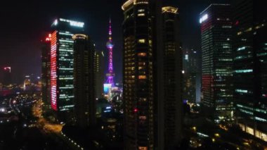 Shanghai - 05 Kasım 2015: Tancheng Yipin gökdelenler ve Oriental Pearl Tv Kulesi, gece aydınlatma ile. Havadan görünümü