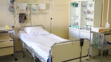 Yatak ve bir yoğun bakım ünitesinde ilaç ile dolap