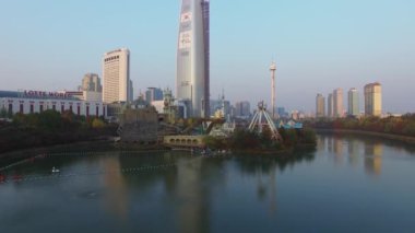 Seoul - 03 Kasım 2015: Lotte World eğlence parkı gökdelen Lotte kule sonbahar günü, çok uzak olmayan gölde. Havadan görünümü