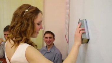 Beş gençler sınıfta tatil sırasında oyun oynamak. Kız kurulu temizler