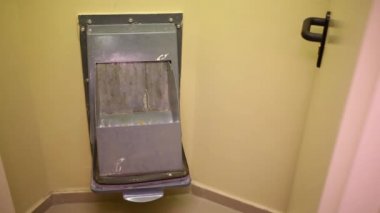 Birisi salıncaklar ve 100 euro fatura yığınını çöpe atar