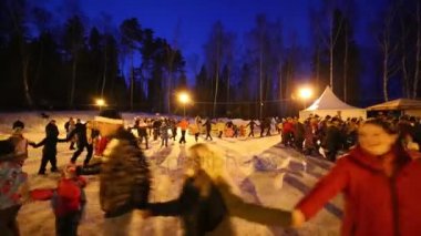 Lechischevo, Rusya - 22 Şubat 2015: İnsanlar dans Holiday House ve Hotel Avantel Club Istra Shrovetide sırasında saman bebek etrafında daire