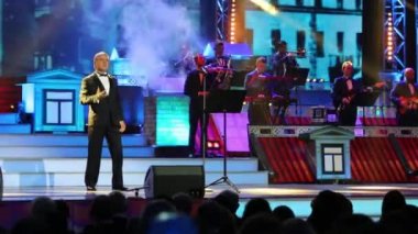 Moskova - 17 Aralık 2014: Soso Pavliashvili Fiddler çatı üzerinde ödül töreninde devlet Kremlin Sarayı'nda şarkı söylüyor. sahne perdesi ince damgalı sac, dekoratif paneller olduğunu.