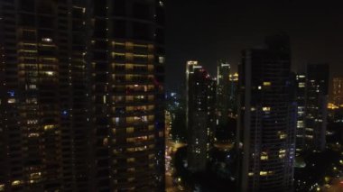 Shanghai - 05 Kasım 2015: Tancheng Yipin gökdelenler gece aydınlatma ile. Havadan görünümü