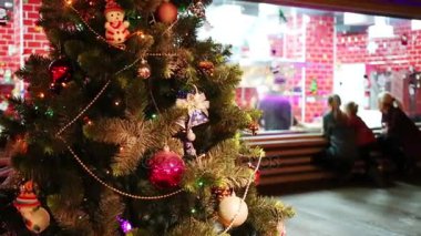 Noel ağacı süslemeleri ve insanlarla yak²n kapalı