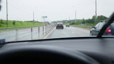 Moskova - 28 Haziran 2015: Arabalar hareket ıslak yolda. 2016 yılında Moskova'da 70 başına sent yatırım fonlarının ulaşım altyapısı üzerinde harcanacak