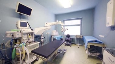 Göz ameliyatı için modern ekipmanla donatılmış boş odada ışıklar kapalı arasında geçiş yapma