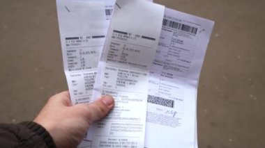 Moskova - 6 Nisan 2015: Belge ve vergi makbuzları el yakın yukarı taşıma. 2016 yılında taşıma vergisi yakıt maliyetine dahil.