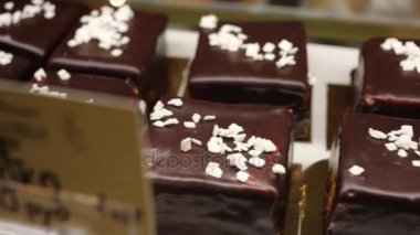 Çikolata ve çilek ile güzel lezzetli kek. Metin üzerinde fiyat tags: karınca yuvası, tycoon