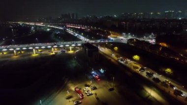 Cityscape Olimpiyat Otoban ve Banpo speedway sonbahar gece köprü üzerinde taşıma trafik ile. Havadan görünümü