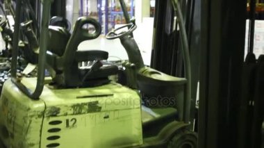 Yükleyici ve paletler malların ambar ile yüksek tavanlı depolama rafları.