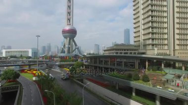 Shanghai - 07 Kasım 2015: Sokak trafik Oriental Pearl Tv Kulesi sonbahar güneşli gün uzak değildir. Havadan görünümü